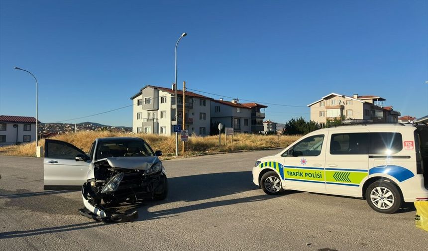 Uşak'ta iki otomobilin çarpıştığı kazada 3 kişi yaralandı