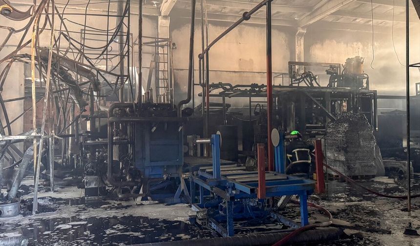 Yalıtım malzemesi üreten fabrikada yangın: Maddi hasar oluştu!