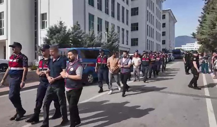 Hırsızlık şüphelilerine, adliyede yakınlarından tükürüklü tepki