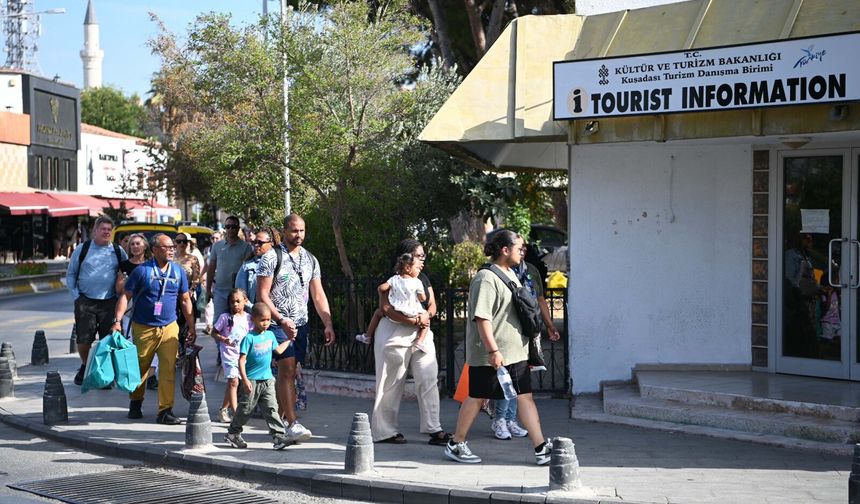 Kuşadası'na iki kruvaziyerle denizden 7 bin 50 turist geldi
