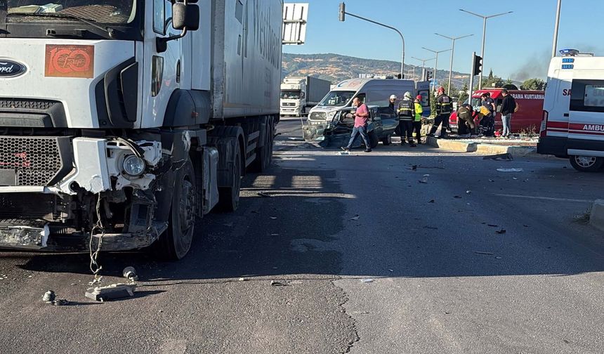 TIR'la otomobil çarpıştı: 1'i ağır, 2 yaralı