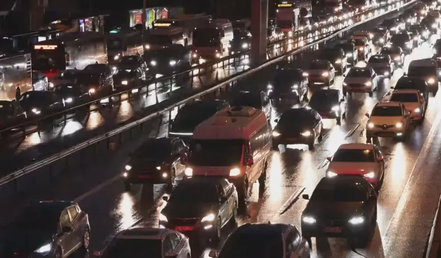 İstanbul'da yağışlı hava trafiği vurdu: Yoğunluk yüzde 85'e ulaştı