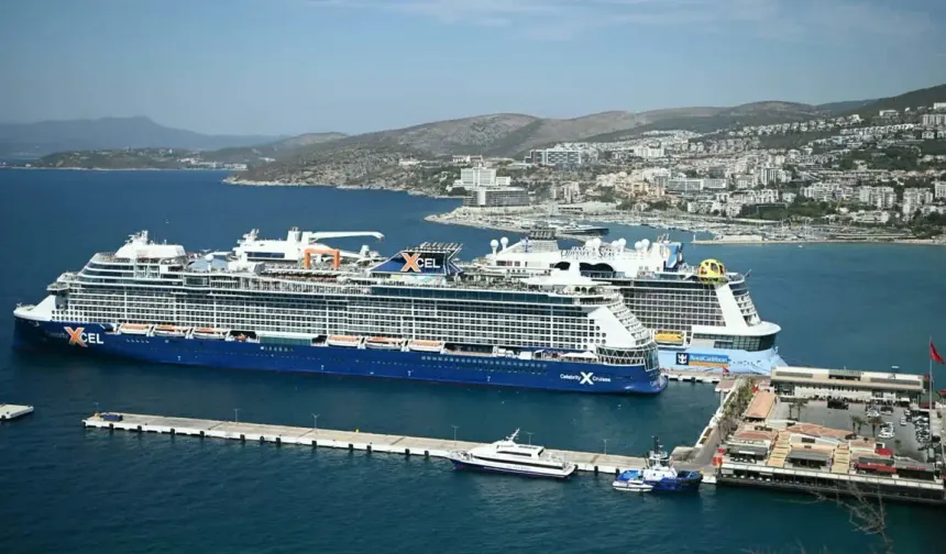 Kuşadası'na bir günde 2 kruvaziyerle 7 bin 818 turist geldi