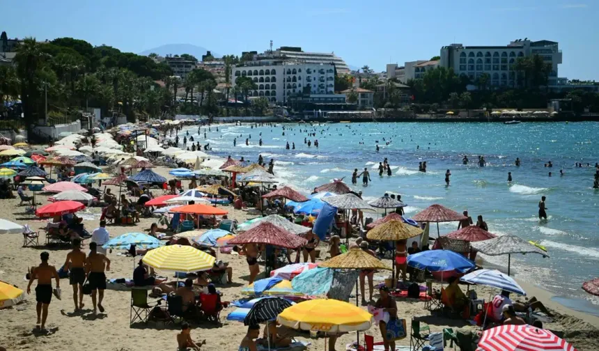 Kuşadası'nda 'sarı yaz' hareketliliği: Sahillere akın ettiler!