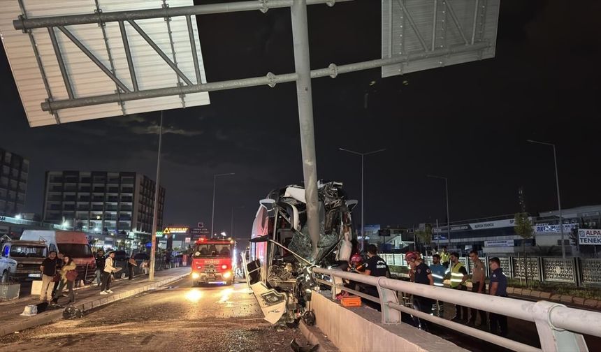 Yolcu otobüsü tabela direğine çarptı: Feci kazada 11 yaralı!