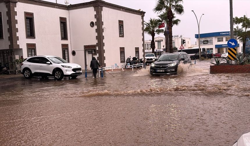 Muğla'da sağanak yaşamı olumsuz etkiliyor