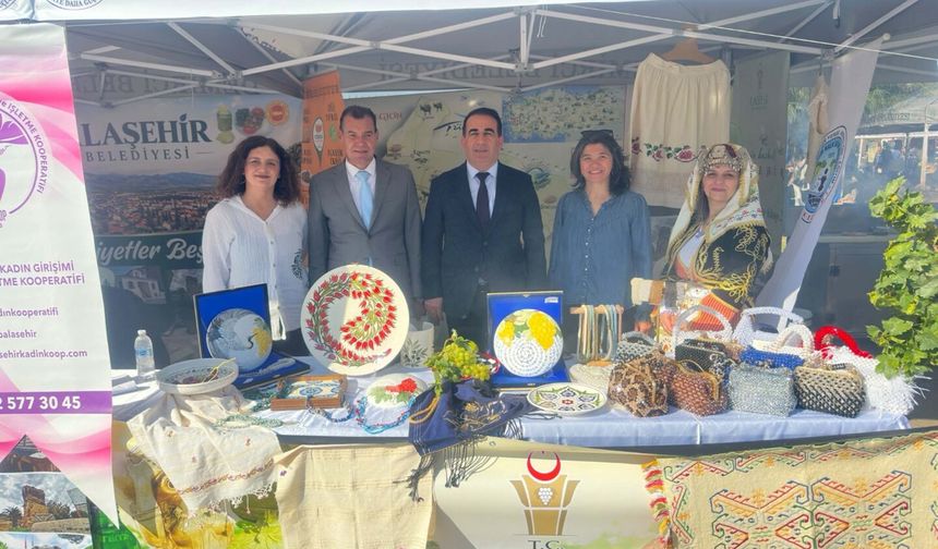 Kasapoğlu, Alaşehir standını ziyaret etti