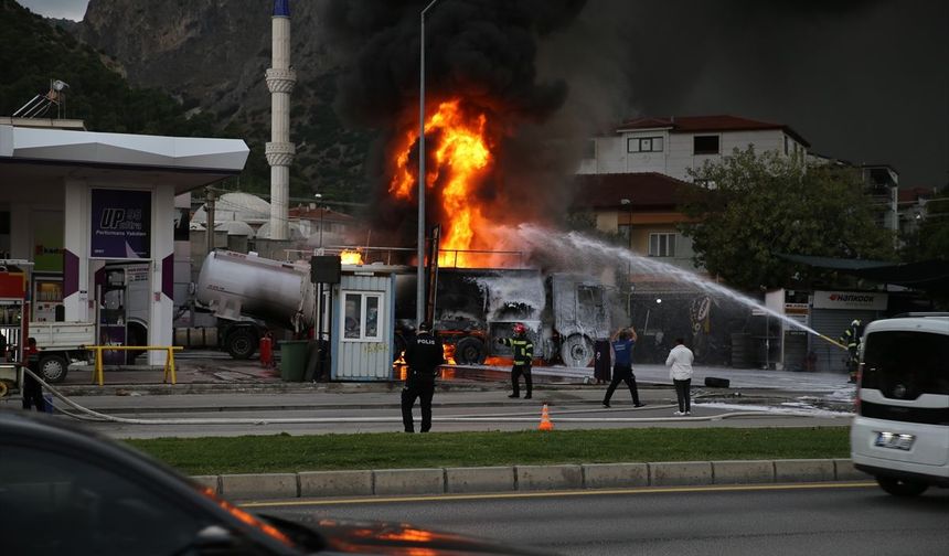 Akaryakıt istasyonunda korkutan yangın: Tanker alev aldı!