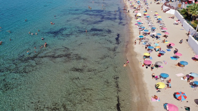 Ekim sıcakları turizmci ve tatilcilere yaradı... Çeşme'de yoğunluk sürüyor!