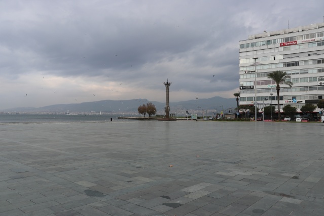 İzmir kısıtlamanın ardından sessizliğe büründü