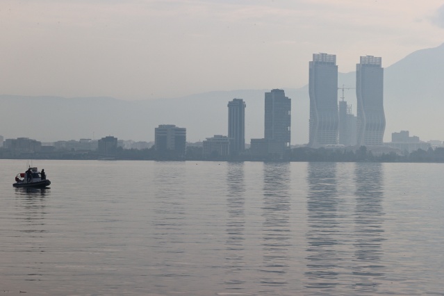 İzmir'i sis kapladı