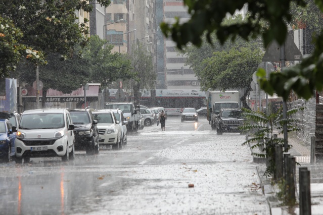 İzmir sağanak yağışa teslim!