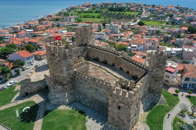 İzmir&#039;in Dikili ilçesinde milattan önce 6&#039;ncı yüzyılda yapılan ve bugünkü görünümü milattan sonra 14&#039;üncü yüzyıla tarihlenen Çandarlı Kalesi, burçları, kuleleri ve savunma yapılarıyla ihtişamını koruyor.