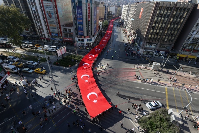 İzmir&#039;in düşman işgalinden kurtuluşunun 100. yıl dönümü dolayısıyla Zafer Yürüyüşü düzenlendi.