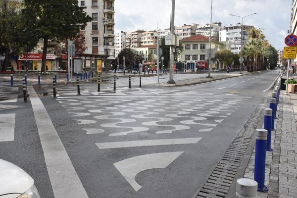 İzmir'de yeni yılın ilk gününde cadde ve sokaklar boş kaldı