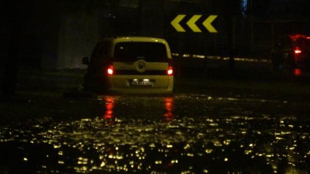 İzmir'i sağanak yağış vurdu! İş yerlerini su bastı... Yollar çöktü