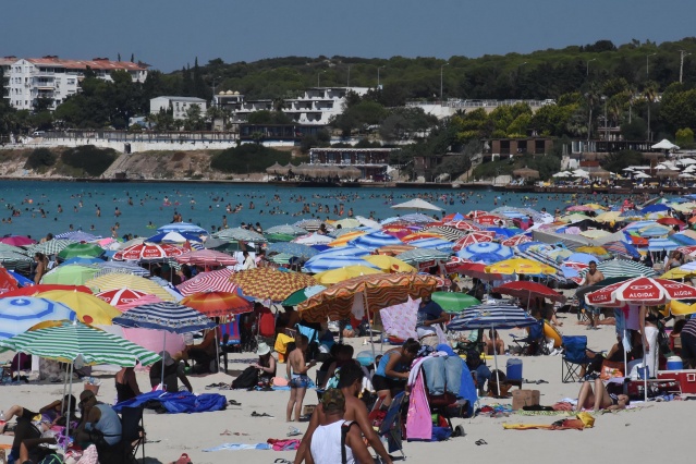 İzmir'de tatilciler Ilıca Plajı'na akın etti