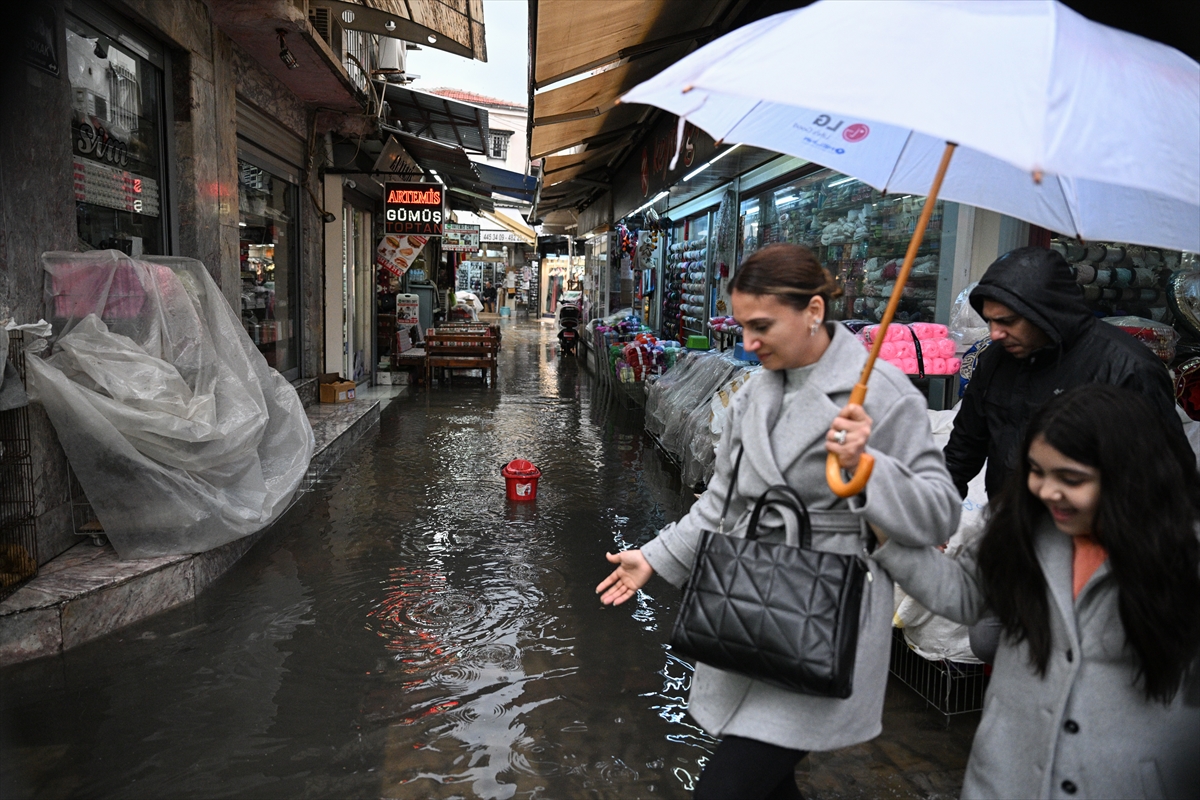 İzmir'de sağanak nedeniyle bazı ev ve iş yerlerini su bastı.
