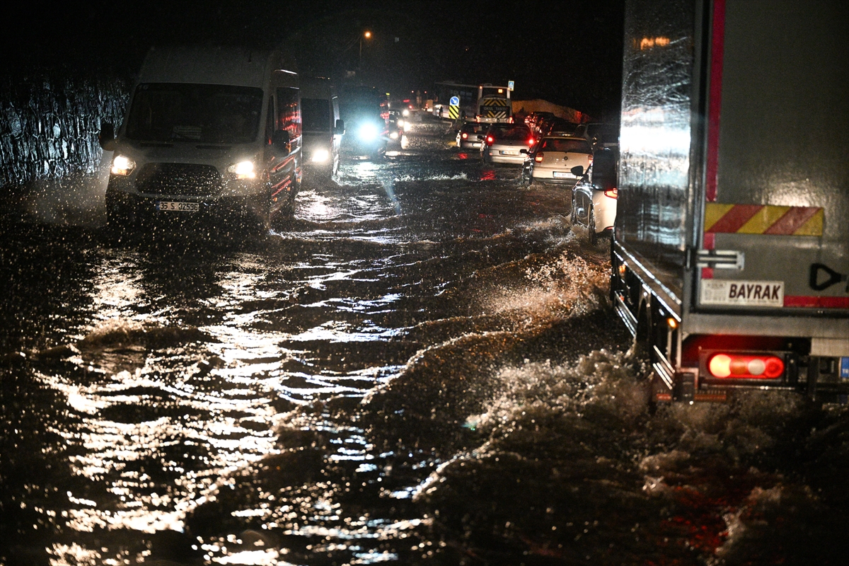 İzmir'de etkili olan sağanak nedeniyle trafik kazaları ve su baskınları meydana geldi.
