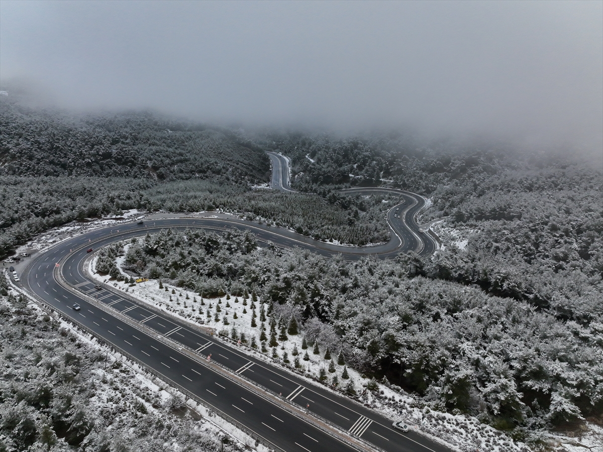 İzmir ve Manisa'nın bazı ilçelerinin yüksek kesimlerinde kar yağışı etkili oldu.
