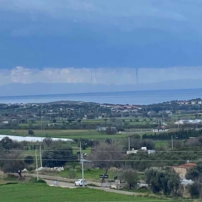 Çeşme açıklarında aynı anda 8 hortum oluştu... O anlar kameralara yansıdı