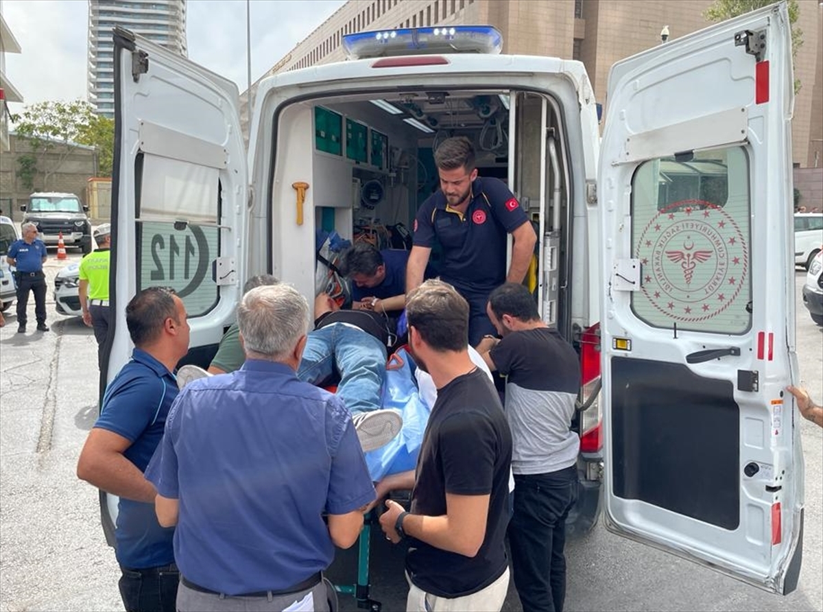 AA-20230925-32236354-32236353-IZMIRDE_LOKANTADA_CIKAN_SILAHLI_KAVGADA_4_KISI_YARALANDI