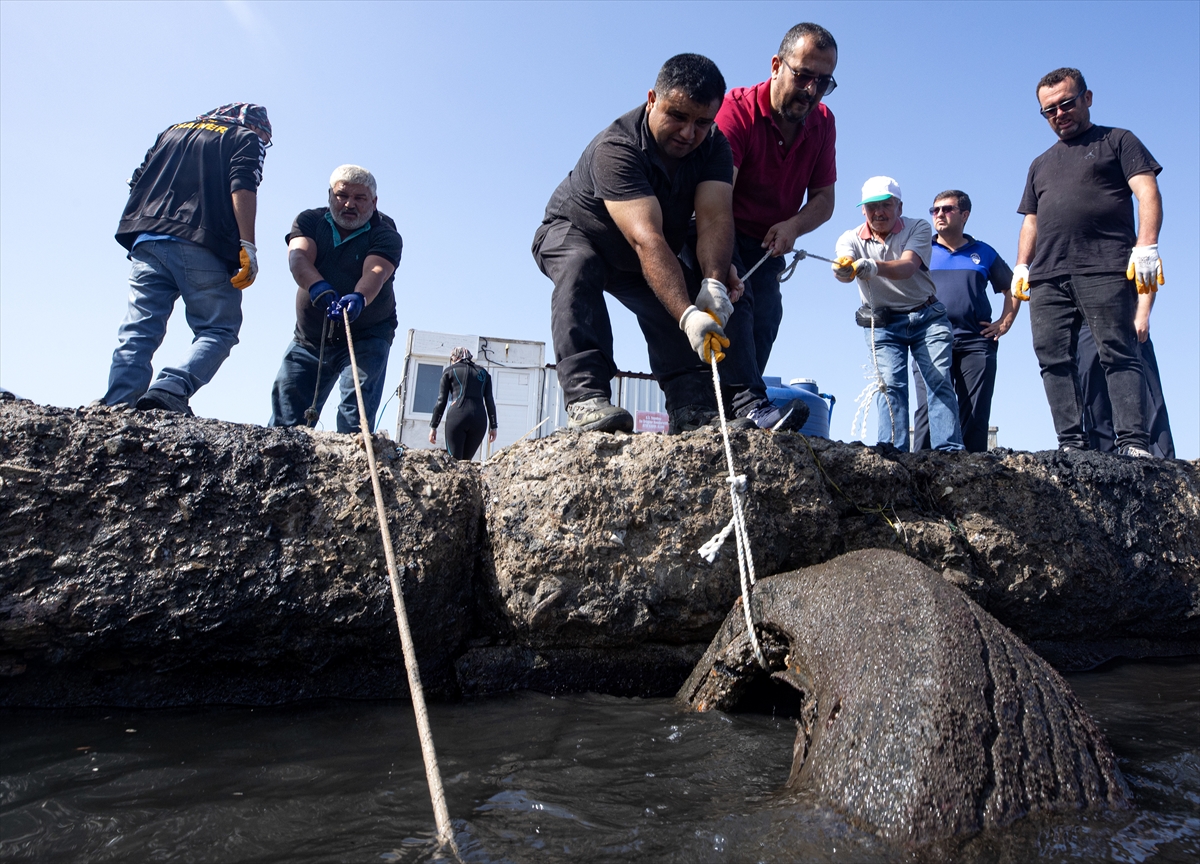 AA-20231006-32323777-32323771-IZMIRDE_DENIZ_POLISI_VE_DALGIC_EKIPLERI_DIP_TEMIZLIGI_YAPTI