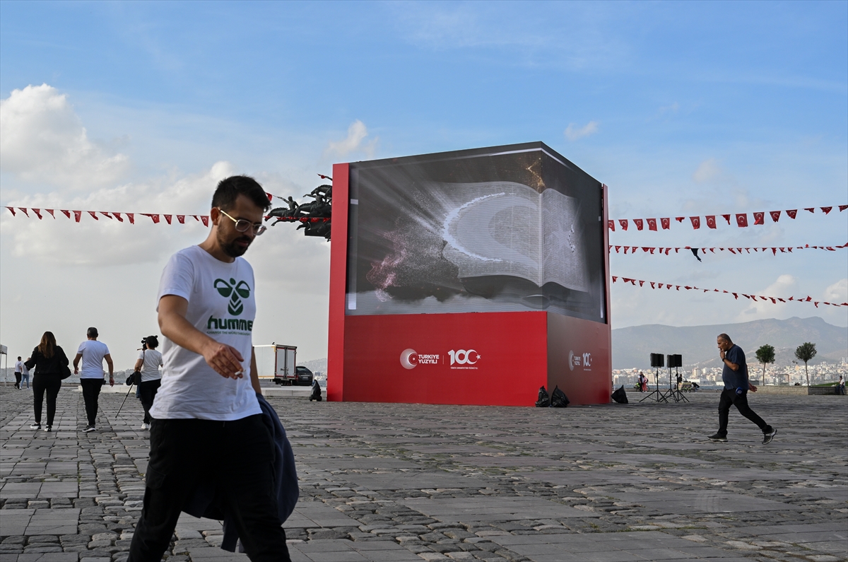 AA-20231027-32539189-32539180-IZMIRE_CUMHURIYETIN_100_YILINA_OZEL_DIJITAL_DEV_EKRAN_KURULDU