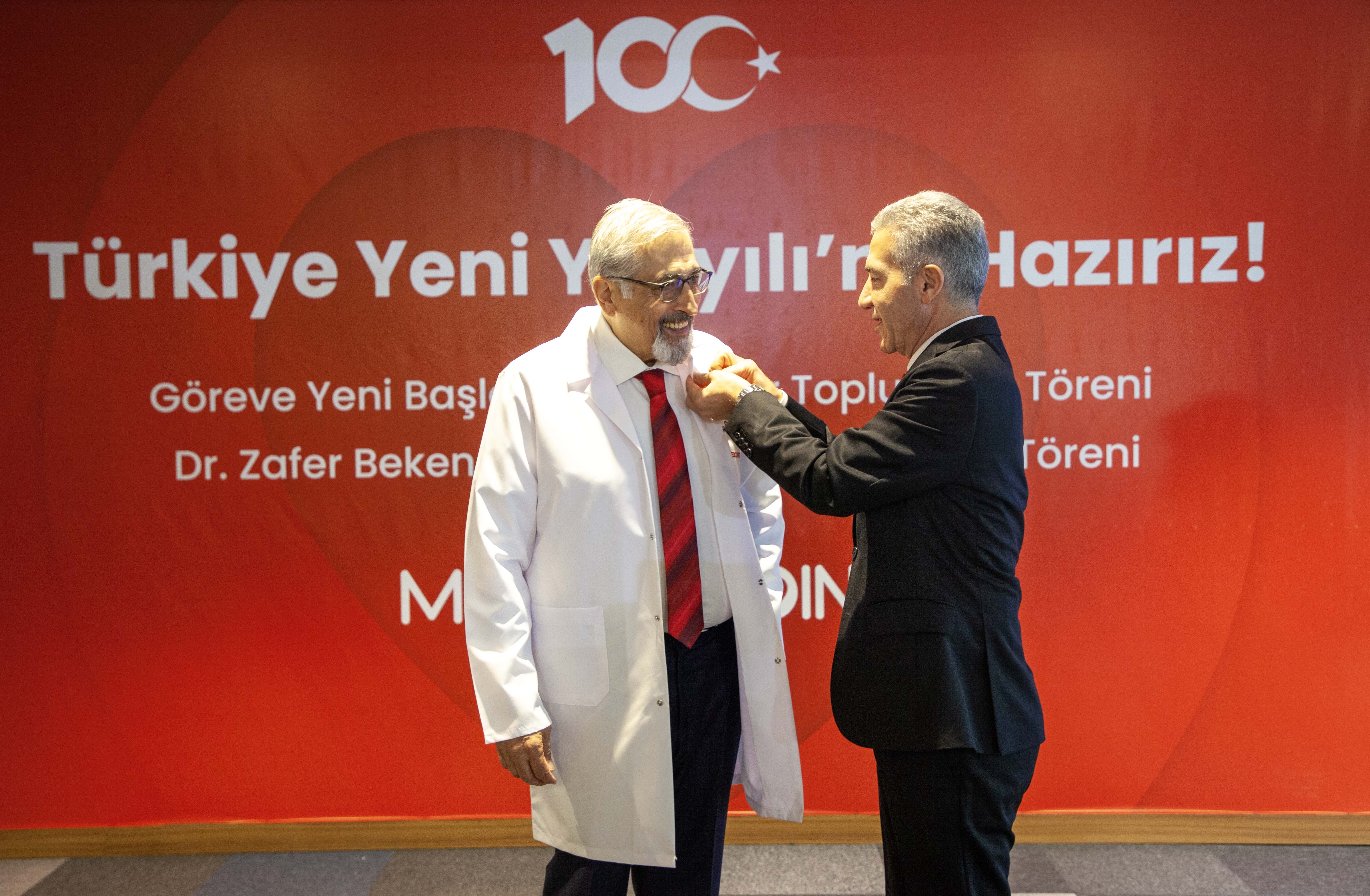 ceo veysi kubba, prof. dr. şükrü emre'ye rozet taktı