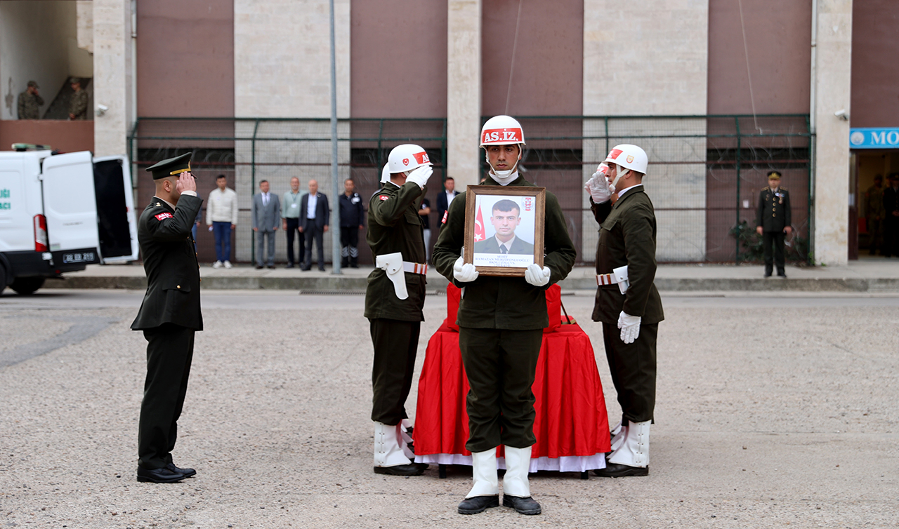 şehit olan Uzman Çavuş Ramazan Merzifonluoğlu'nun cenazesi memleketi Çankırı'ya uğurlandı.
