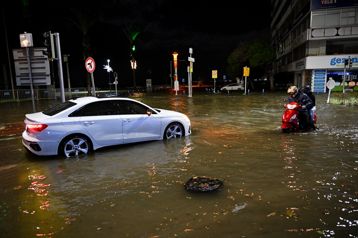 AA-20231126-33025938-33025926-IZMIRDE_DENIZ_TASTI_SOKAKLAR_SU_ALTINDA_KALDI