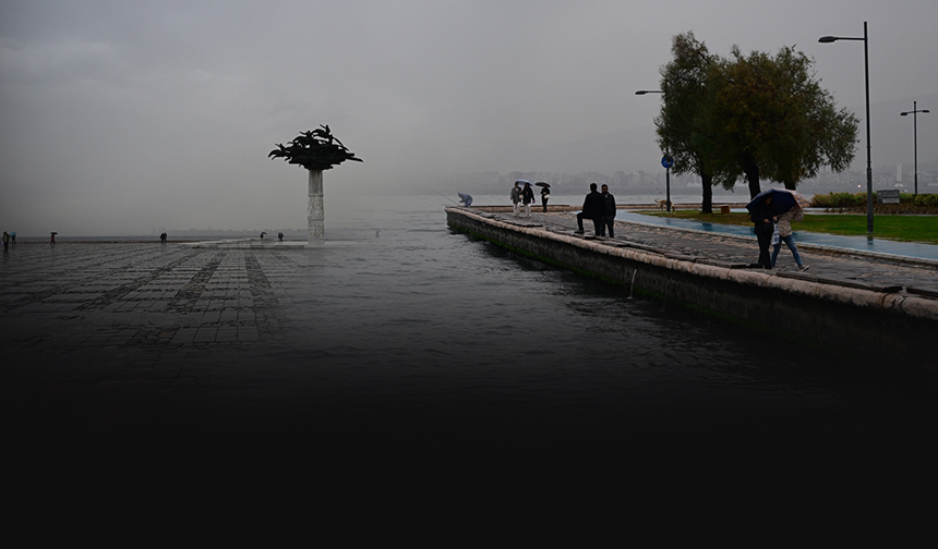 İzmir'de sağanak ve kuvvetli rüzgar hayatı olumsuz etkiledi