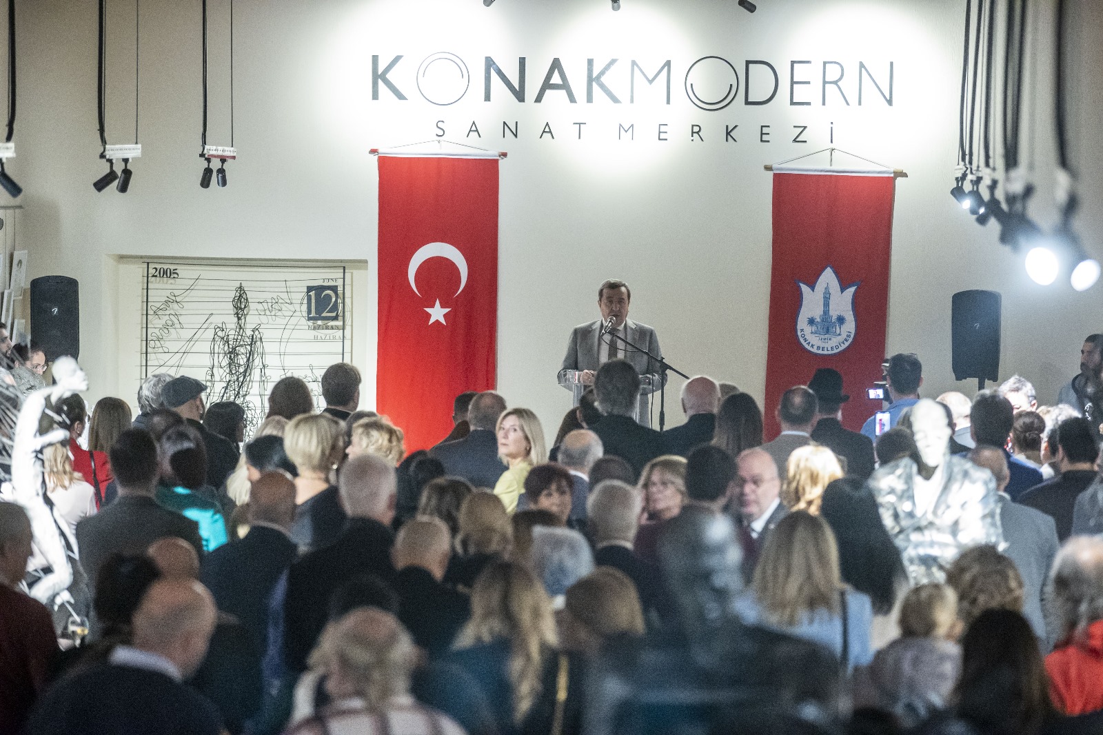 Konak Belediye Başkanı ve İzmir Büyükşehir Belediye Başkan Aday Adayı Abdül Batur, Konak Modern’in farklı kültürleri buluşturan bir sanat köprüsü olacağını söyledi. (1)