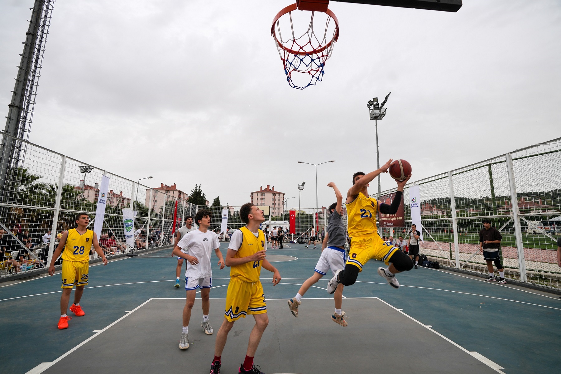Basketbolcular Gaziemir’de Kıyasıya Yarıştı (1)
