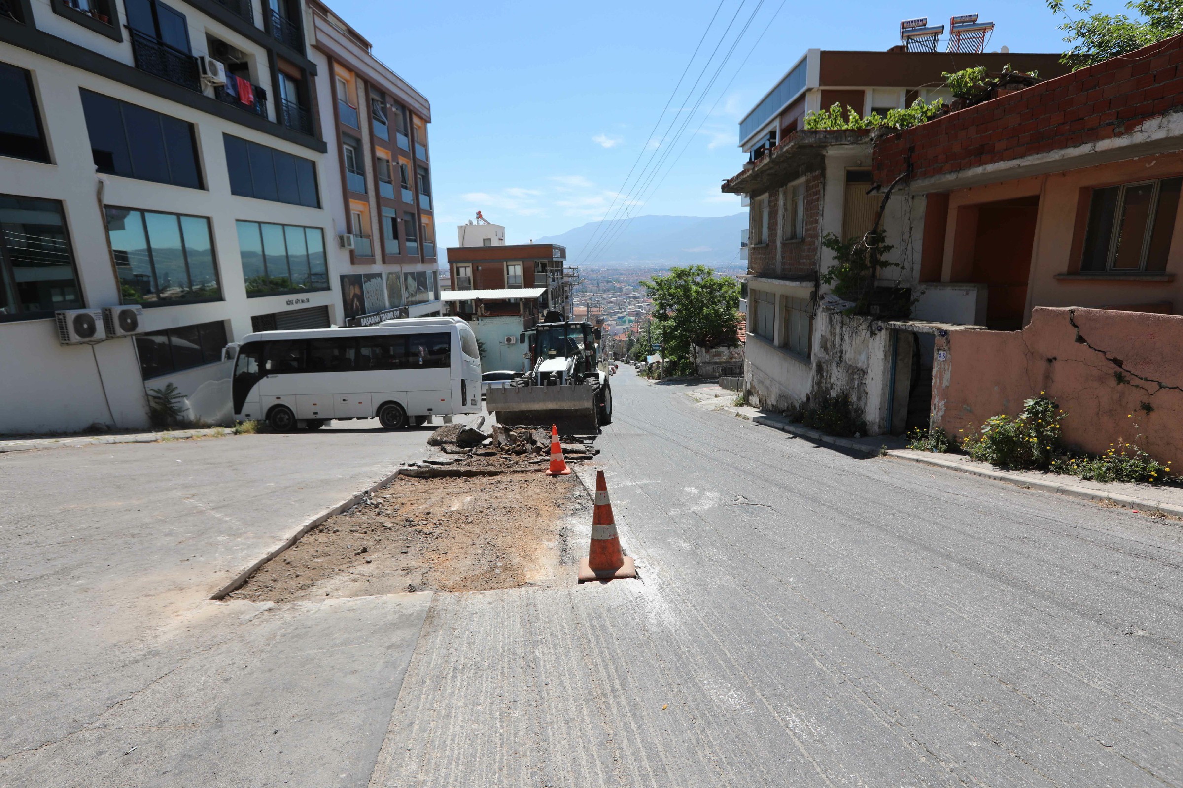 Bayraklı'da Yollar Yenileniyor (3)~1