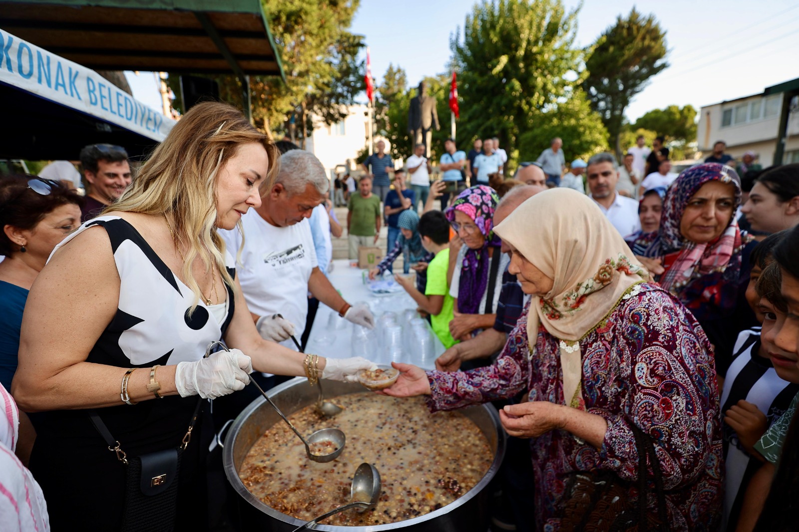 Aşure Bereketi Konak’ta Paylaşıldı (4)