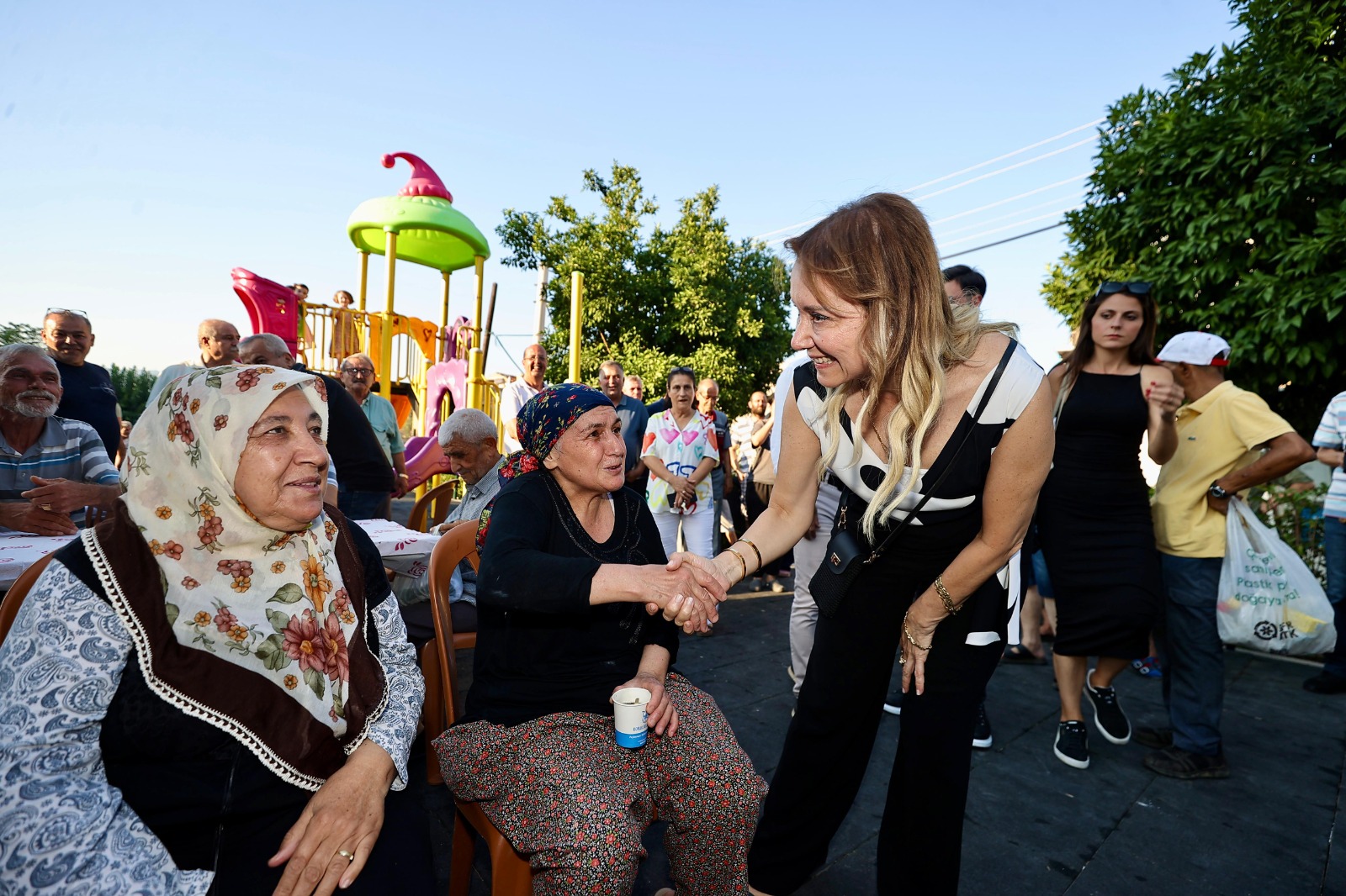 Aşure Bereketi Konak’ta Paylaşıldı (8)