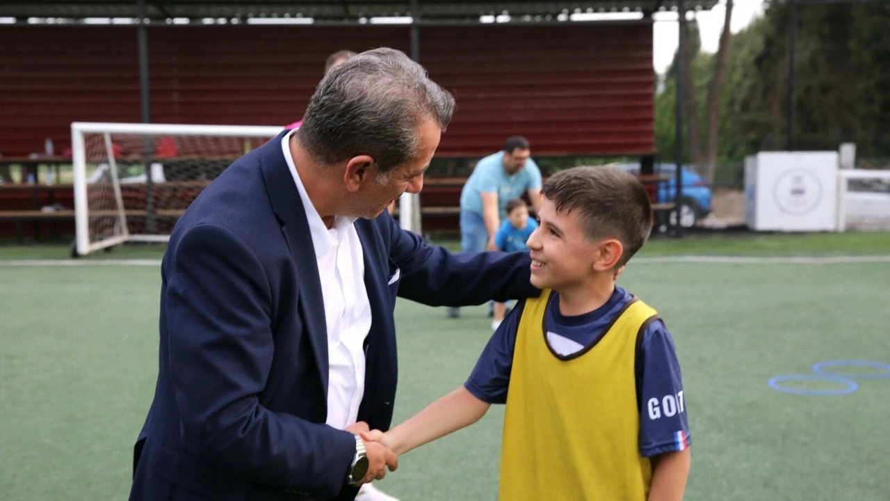 Baskan Yetiskin Gelecegin Futbolculariyla Bulustu