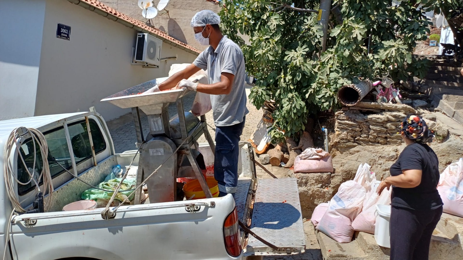 Efes Selçuk'ta Salça Yapımı (4)