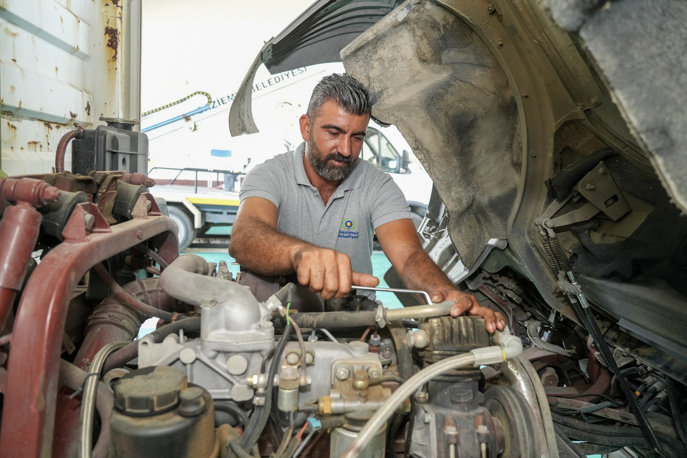 Gaziemir Belediyesi Araçlarını Kendisi Tamir Ederek Tasarruf Sağlıyor (2)