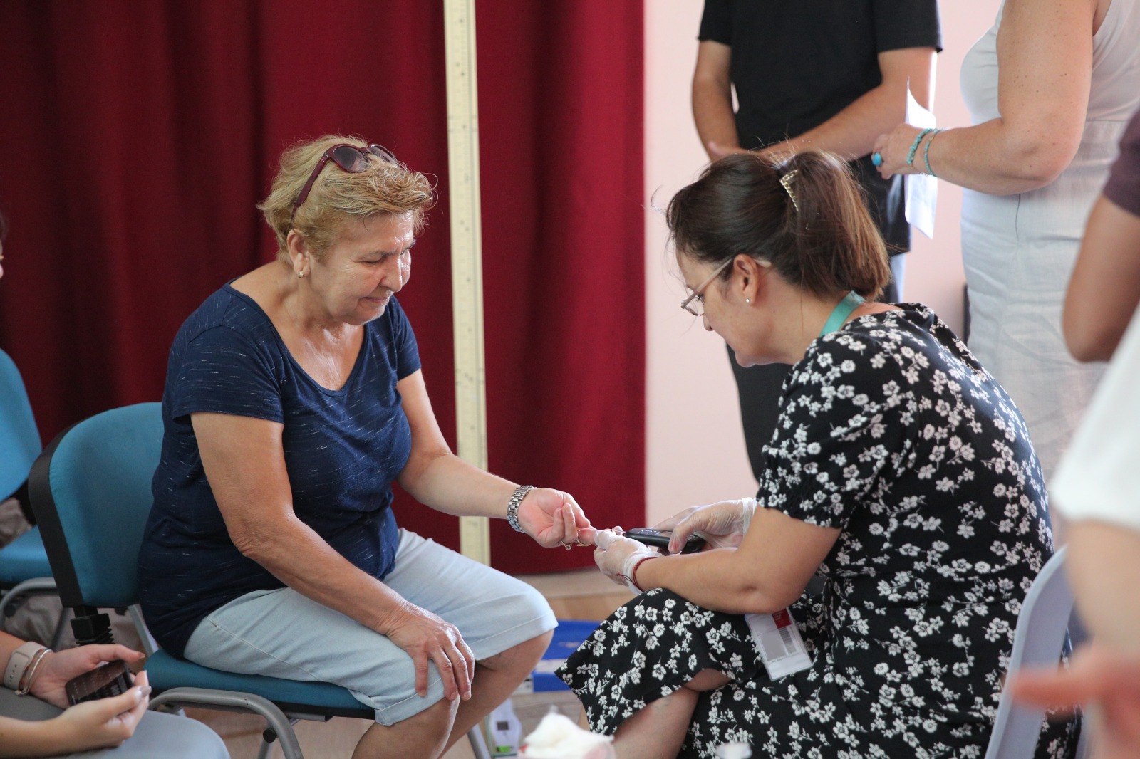 Konak’ta Sağlıklı Hizmet Yayılıyor ‘İleri Yaş’ Kursiyerlerine Ücretsiz Tarama (5)