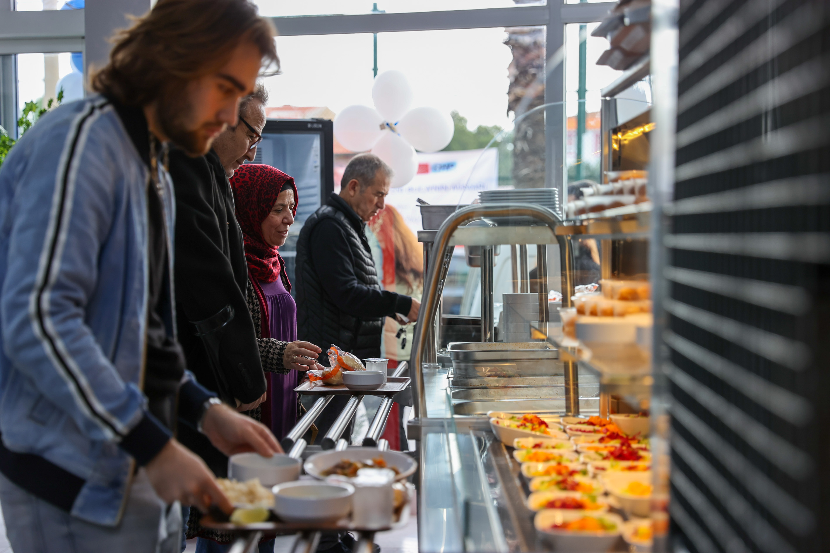 Buca’da “Askıda Yemek” Uygulaması Başladı (11)