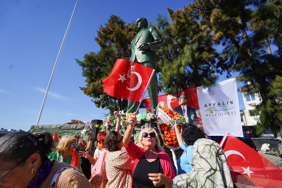 Ayvalik Beledi̇ye Başkani Mesut Ergi̇n’den Atatürk Heykeli̇ne Saldiri Açiklamasi “Şi̇ddetle Ve Nefretle Kiniyorum” (1)