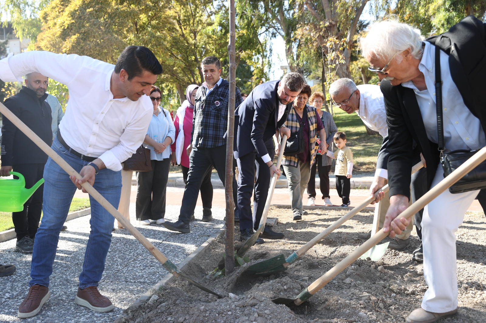 Buca'da Cumhuriyet'in 101.Yılı Anısına 101 Ağaç 06