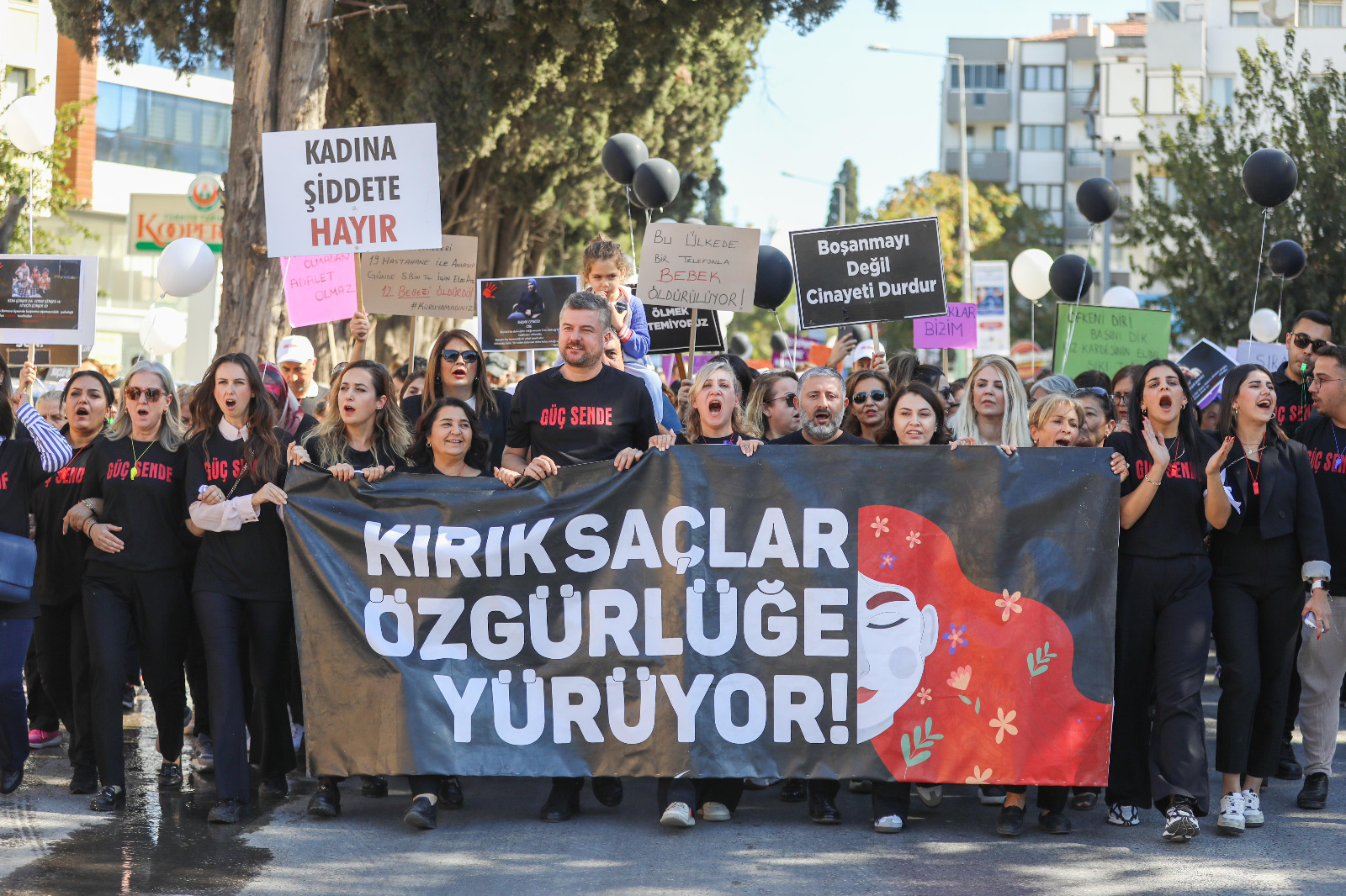 Kırık Saçlar Buca'da Özgürlüğe Yürüdü 02