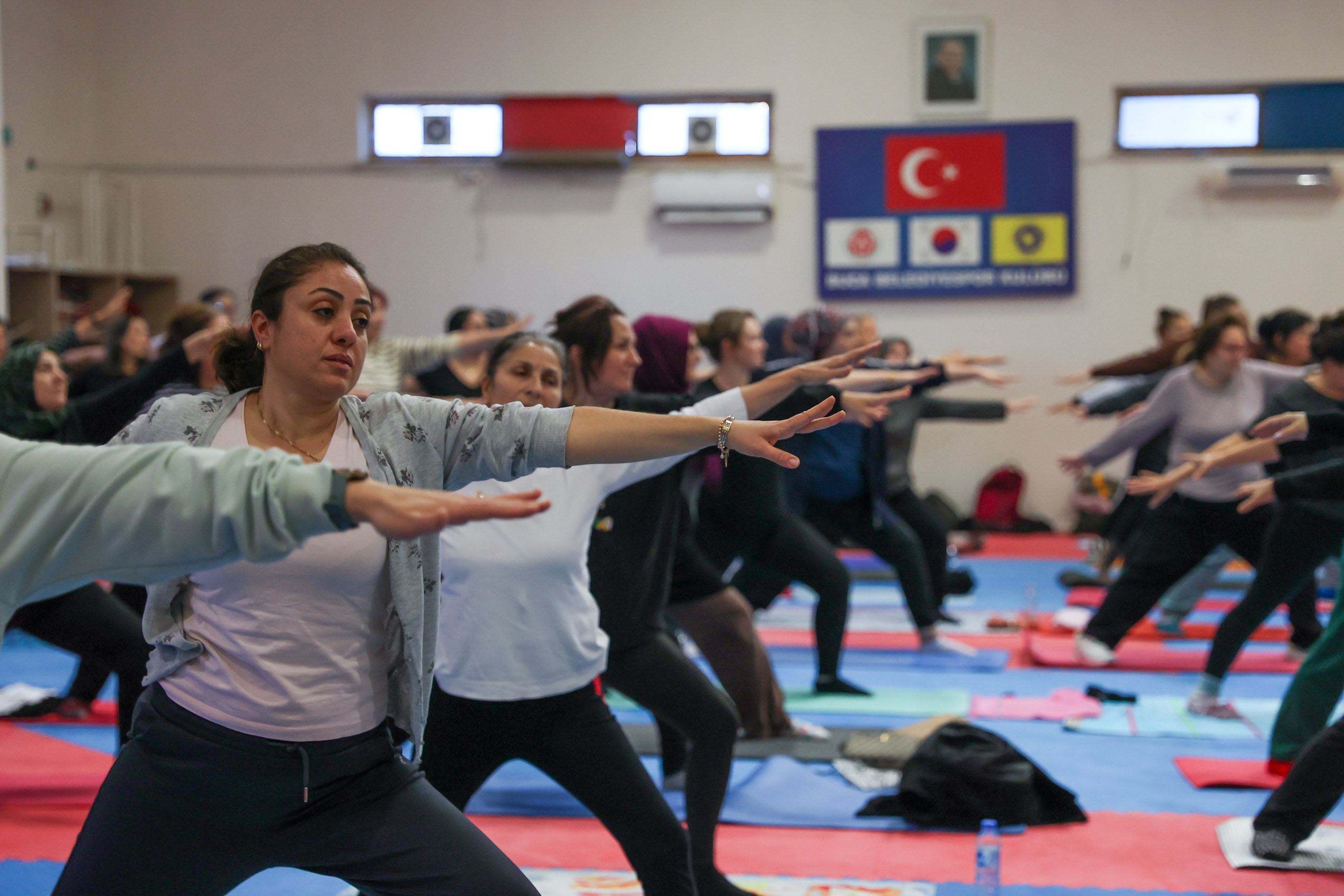 Bucali Kadinlar Güne Zi̇nde Başliyor (3)