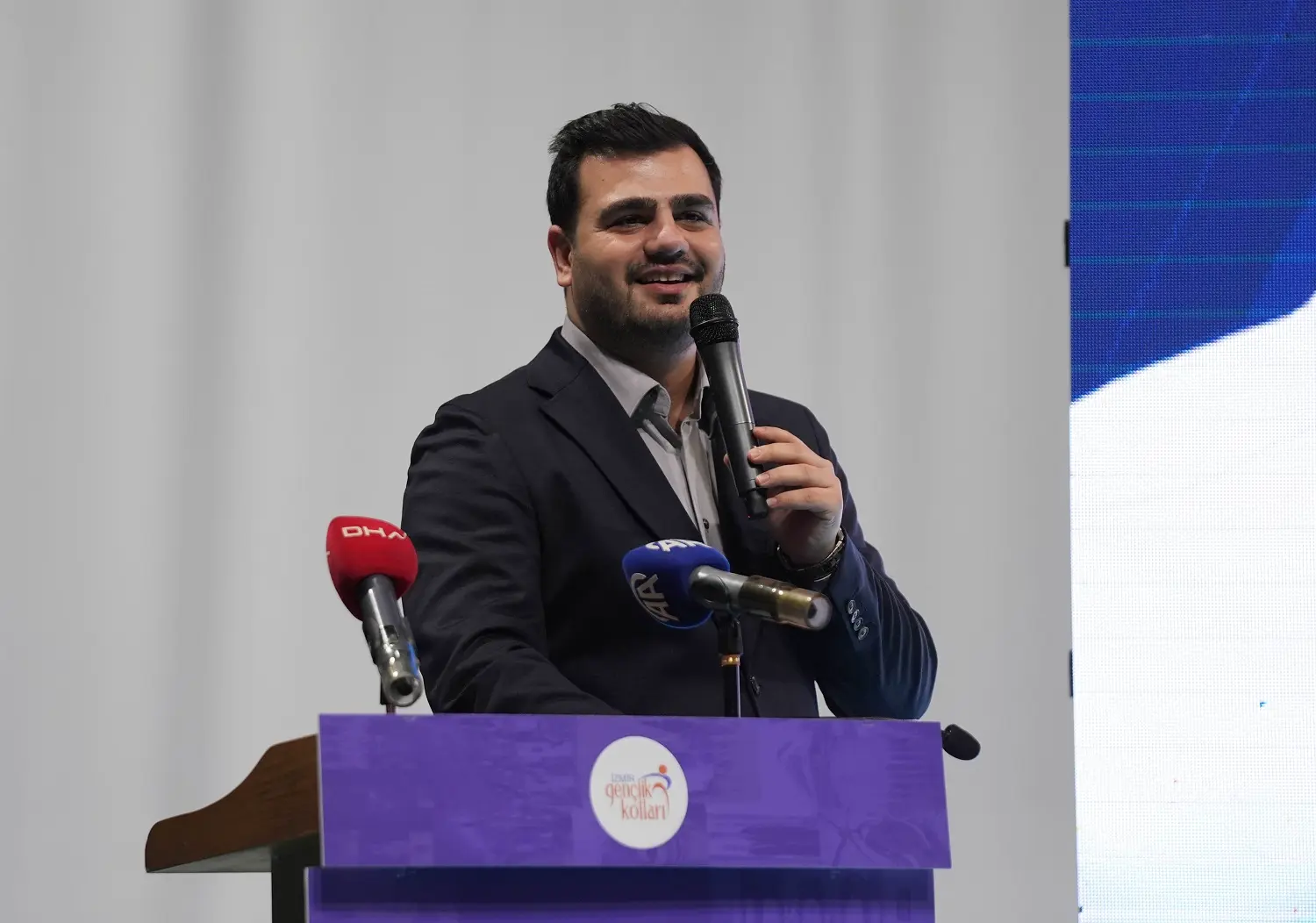 Genclik Kollari Kongresinde Konustu
