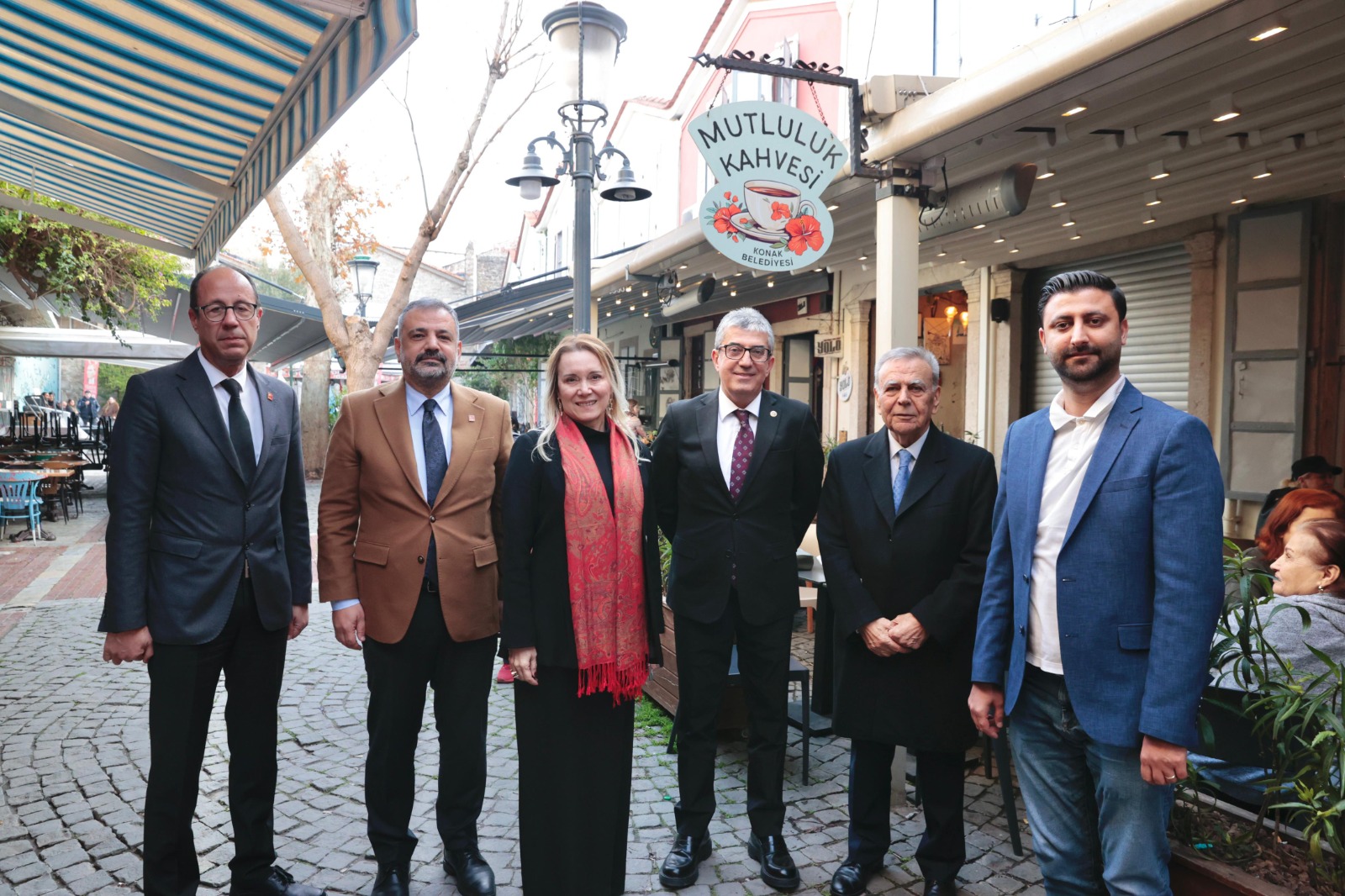 Konak’ta emeklilere müjde: Mutluluk Kahveleri’ne 3 şube birden