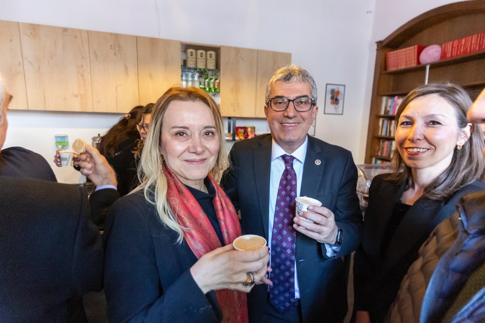 Konak’ta emeklilere müjde: Mutluluk Kahveleri’ne 3 şube birden