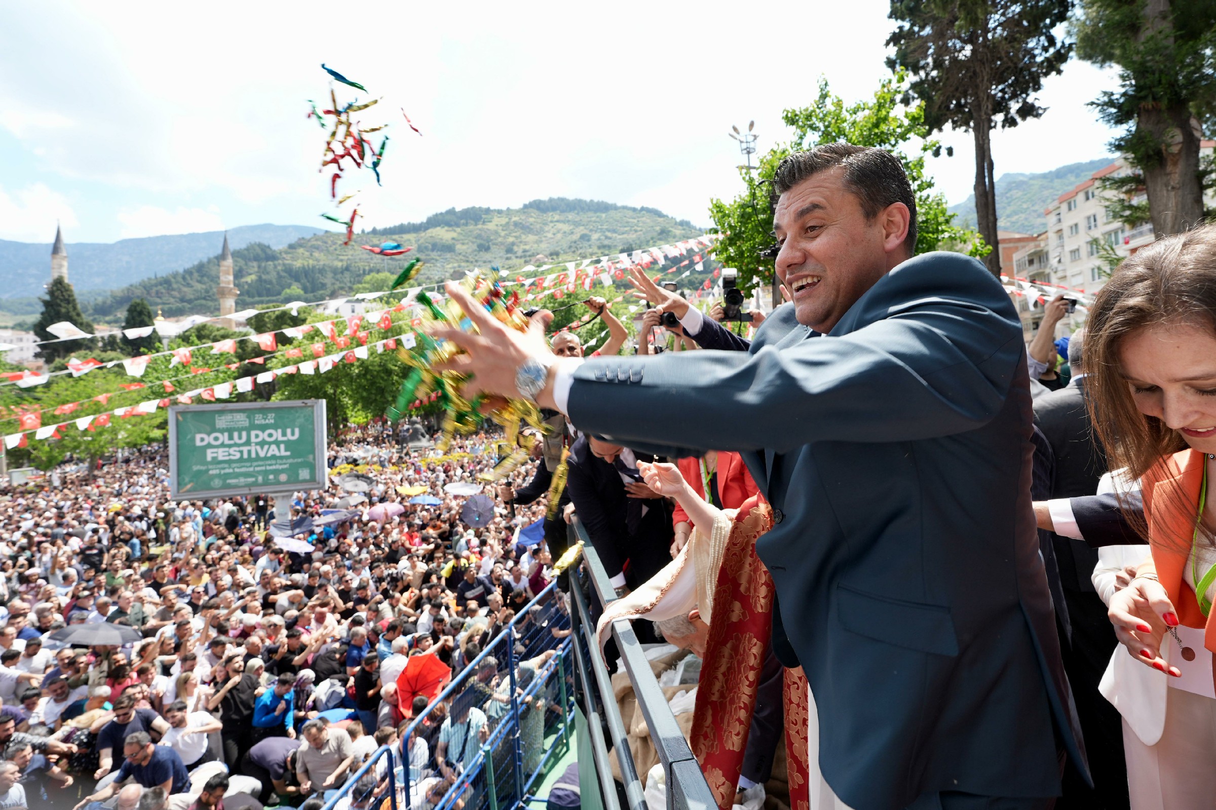 On Binler Manisa’da Buluştu, 8 Ton Mesir Macunu Halka Saçıldı (9)